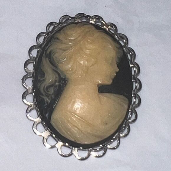Vintage Stunning Carved Black and Cream Large Cameo Brooch - Picture 3 of 9